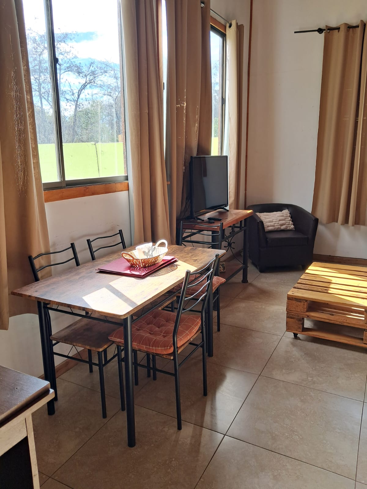 Comedor y televisión de El Caprichito