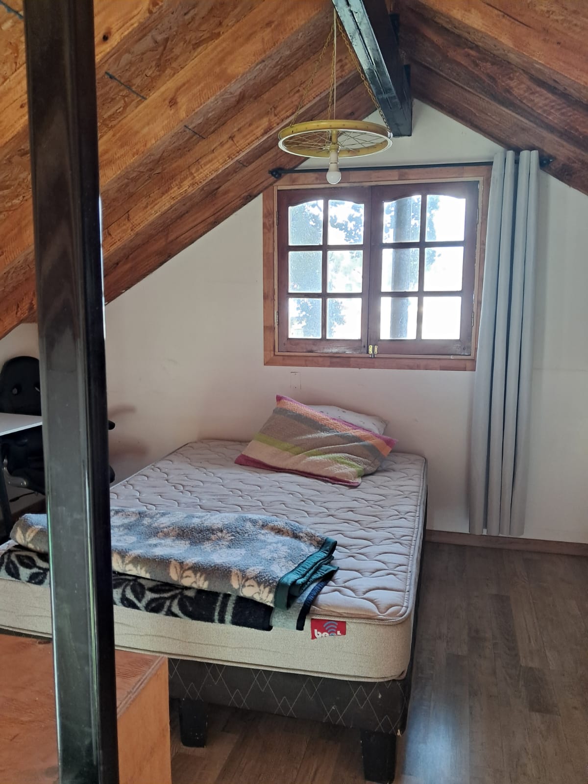 Cama de dos plazas en el loft de El Caprichito