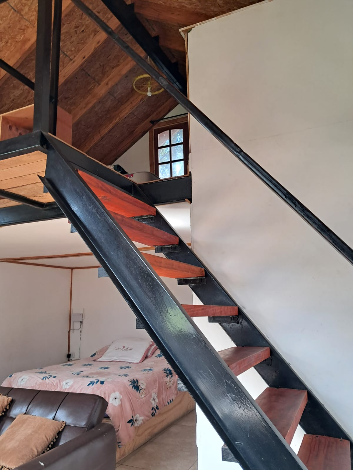 Escalera interior que conduce al loft de El Caprichito
