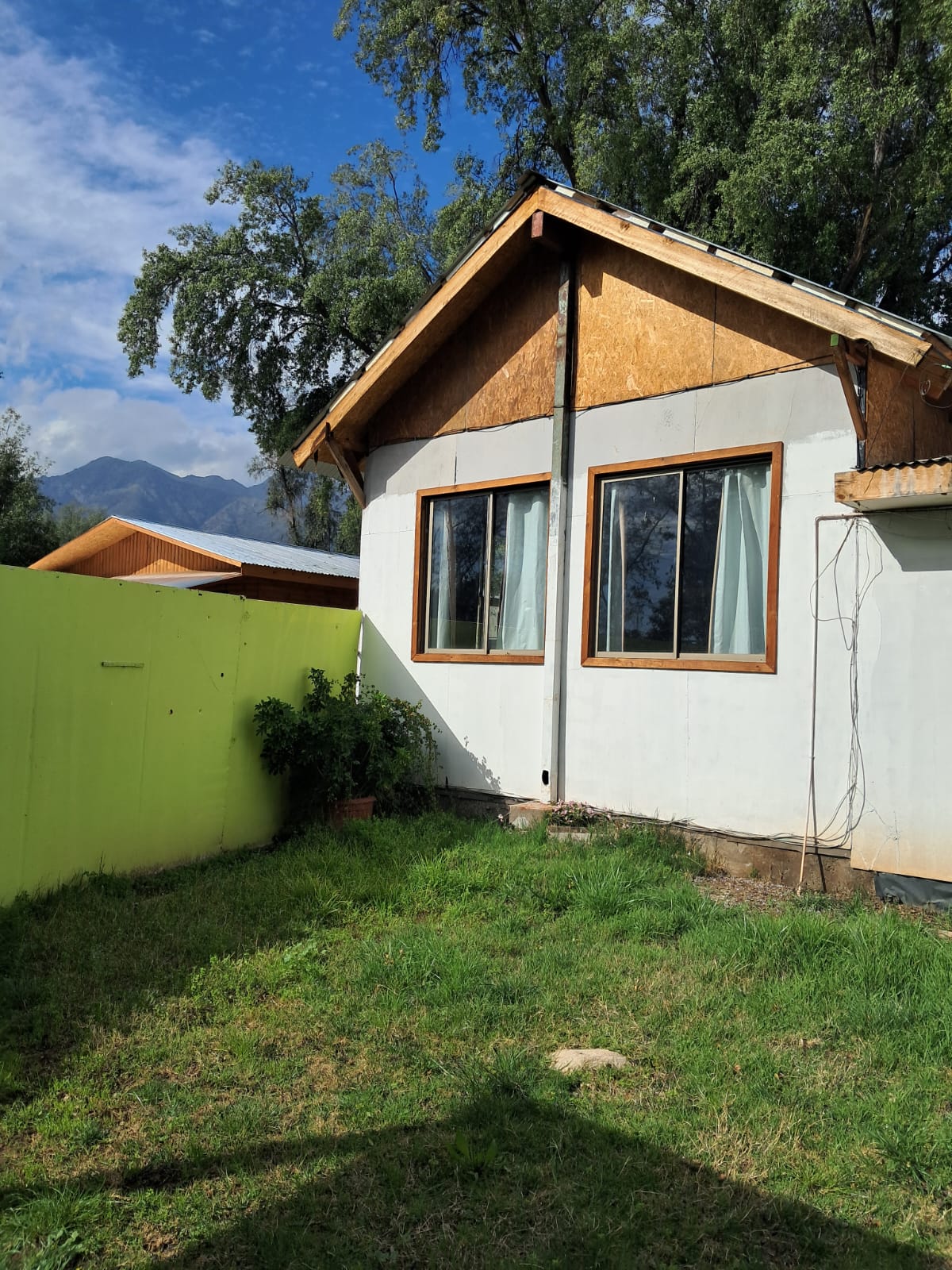 Exterior privado de El Caprichito junto a la vegetación y la montaña