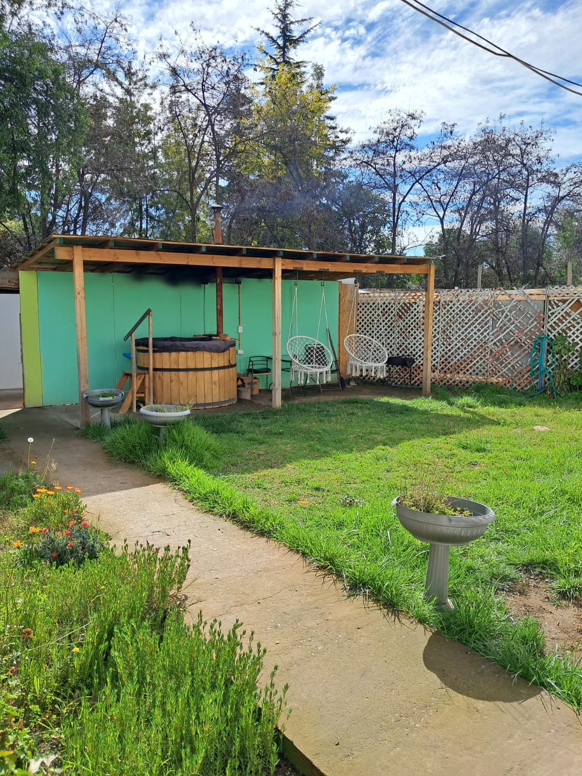 Exterior de El Caprichito con su tinaja privada en Pirque