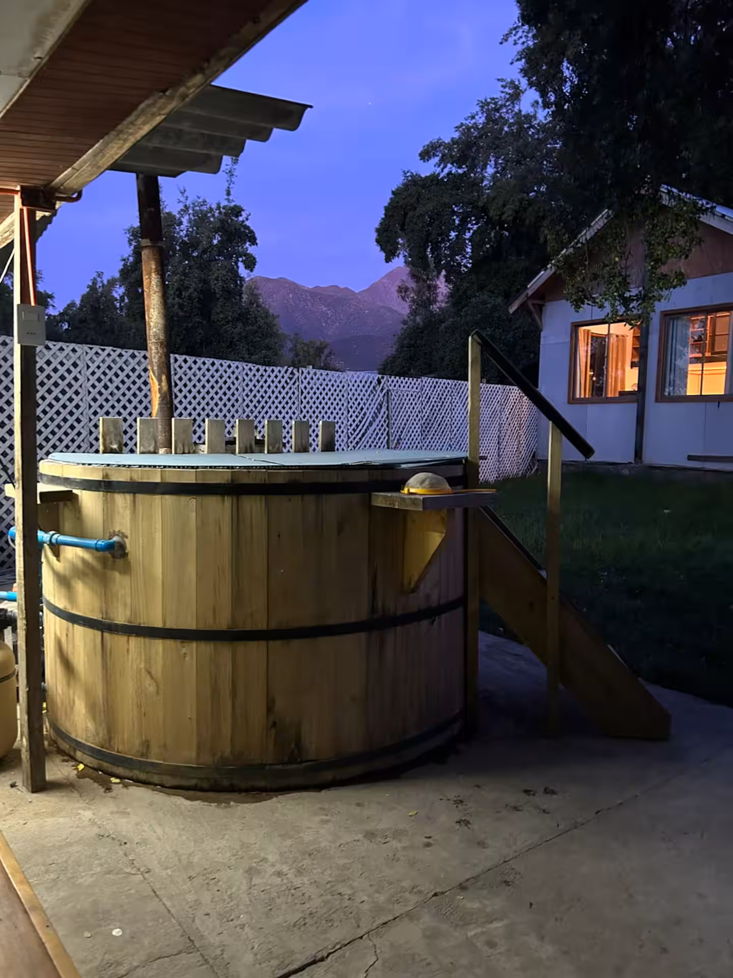 Tinaja privada de El Caprichito encendida durante la noche